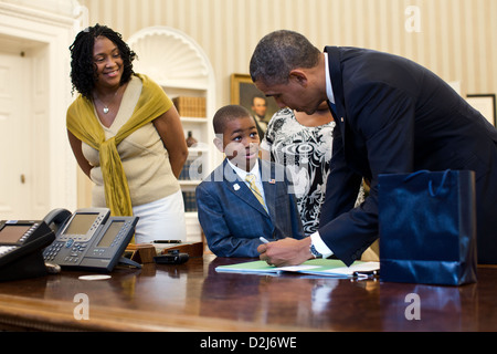 Präsident Barack Obama besucht mit Evan McRae, ein neun-jährige Make-A-Wish Empfänger aus Brooklyn, New York im Oval Office 19. Juli 2012. McRae es Mutter, Gwendolyn McRae und Patentante, Darlene Harrison, begleitete ihn während des Besuchs. Stockfoto