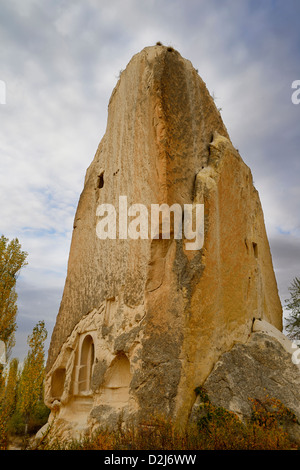 Alte Kirche gehauen ein Turm der vulkanischen Tuff in der Red Valley Cappadocia Nevsehir-Türkei Stockfoto