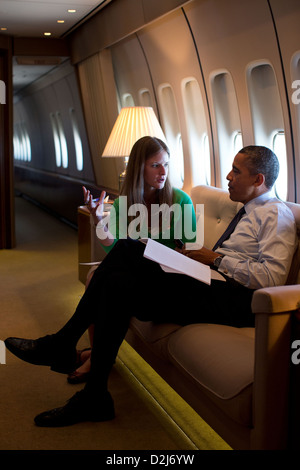 Präsident Barack Obama spricht mit Redenschreiber Laura Dean an Bord der Air Force One auf einem Flug von Seattle, Washington auf dem Weg nach New Orleans, Louisiana 25. Juli 2012. Stockfoto