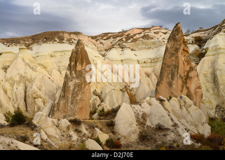 Rot zeigte Felsen unter den erodierten gelbe Tuffstein im roten Tal Kappadokien Türkei Stockfoto