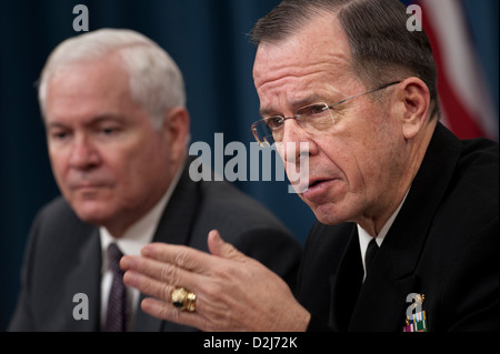 US-Verteidigungsminister Robert Gates und Marine Admiral Mike Mullen, Vorsitzender der Joint Chiefs Of Staff befassen sich die Medien auf einer Pressekonferenz über die 2011 Budget Rollout im Pentagon am 1. Februar 2010. Stockfoto