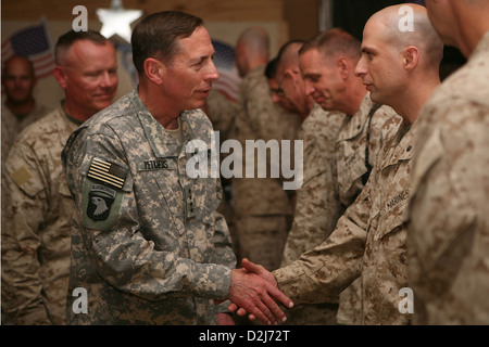 Armee-General David Petraeus, Leiter des US Central Command Marines begrüßt 25. Mai 2009 am Camp Leatherneck in der Provinz Helmand, Afghanistan. Die Marines kam vor kurzem in Südafghanistan zu Operationen Aufstandsbekämpfung und mentor afghanischen nationalen Sicherheitskräfte. Stockfoto