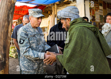 US Armee-General David Petraeus, Kommandeur US Central Command wird begrüßt, Bartaki Barak, Afghanistan von einem afghanischen Mann 29. Oktober 2009. Stockfoto