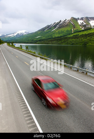 Bewegungsunschärfe von einem Raser auf dem Highway 1 in der Nähe von Summit Lake, Halbinsel Kenai, Alaska, USA Stockfoto