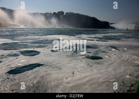 Schaum, Bläschen und Schaum auf der Oberfläche des Flusswassers, Niagara Falls, Kanada Stockfoto