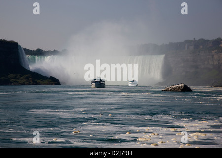 Schaum, Bläschen und Schaum auf der Oberfläche des Flusswassers, Niagara Falls, Kanada Stockfoto