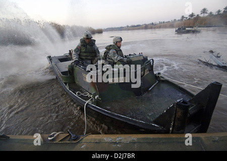 US-Armeesoldaten ziehen einen Abschnitt ein Angriff Schwimmer Brücke entfernt also anderen Soldaten kann montieren eine neue Brücke außerhalb des Camp Taji, Irak, 11. Februar 2007. Stockfoto