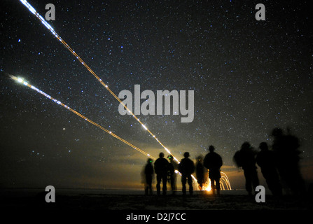 Streifen von Tracer runden Leuchten am Nachthimmel während enge Luft Unterstützung Kampftraining Joint Base Balad Irak 4. Januar 2009. Stockfoto