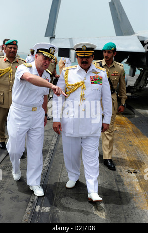 Vizeadmiral Bill Gortney, Kommandeur der US Naval Forces Central Command erklärt Flugbetrieb, der König von Bahrain, seine Majestät der König Hamad bin Isa Al Khalifa an Bord Dwight D. Eisenhower 17. Mai 2009 während eines historischen Hafen, dem Königreich Bahrain besuchen. Stockfoto