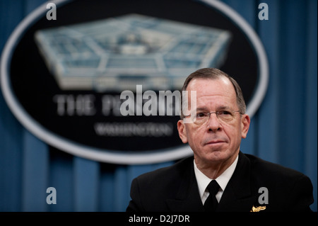 Marine Admiral Mike Mullen, Vorsitzender der Joint Chiefs Of Staff befasst sich mit die Medien in einer Pressekonferenz über die 2011 Budget Rollout im Pentagon am 1. Februar 2010. Stockfoto