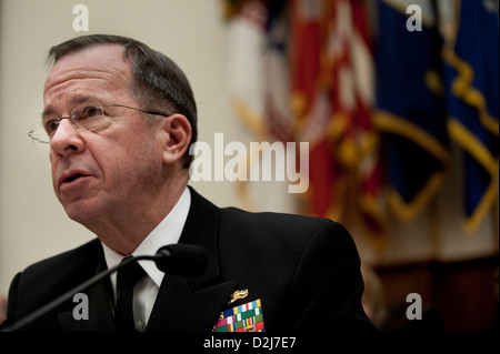 Marine Admiral Mike Mullen, Vorsitzender der Joint Chiefs Of Staff befasst sich mit die Medien in einer Pressekonferenz über die 2011 Budget Rollout im Pentagon am 1. Februar 2010. Stockfoto