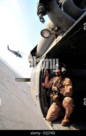 Ein US-Marine Aircrewman scannt den Horizont während des Fluges in einem MH-60 b Hubschrauber auf einem Übungsflug 28. November 2012 in Bahrain. Stockfoto