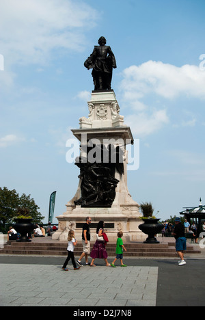 Menschen zu Fuß durch Statue von Samuel de Champlain, Gründer von Quebec City in Place d ' Armes, Oberstadt Stockfoto