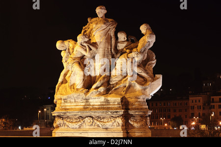 Statue am Ponte Vittorio Emanuele II in der Nacht, Rom, Italien Stockfoto