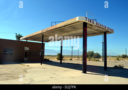 24 Stunden Reifen-Reparatur-Geschäft an the Salton Sea, California. Stockfoto