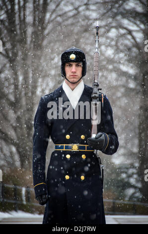 ARLINGTON, Virginia – Ein Wächter des 3. US-Infanterieregiments (The Old Guard) hält seine wachsame Wache am Grab der Unbekannten während des Schneefalls auf dem Arlington National Cemetery. Der Wachmann führt seine präzise choreografierte Routine von 21 Schritten aus, unabhängig von den Wetterbedingungen. Das Grab wird seit 1937 ununterbrochen bewacht. Stockfoto