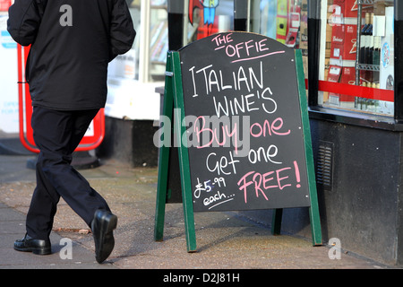 Melden Sie zeigen ein Angebot zum Kauf einer Flasche Wein und erhalte einen gratis außerhalb einer off-Lizenz in Brighton, East Sussex, UK. Stockfoto