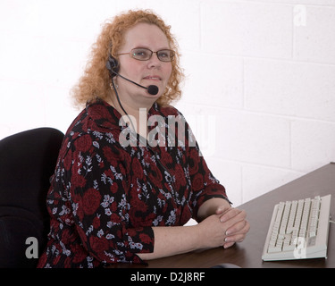 Produktive mittlere gealterte Frau arbeitet in einem Callcenter Stockfoto