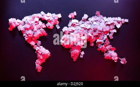 Earth-Karte hergestellt von Papieren, eine Art Mosaik, auf blauem Hintergrund beleuchtet. Stockfoto