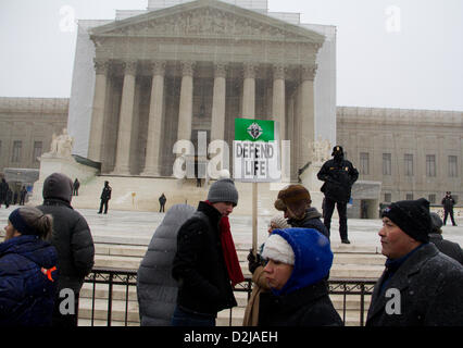 Washington DC, USA. 25. Januar 2013. Demonstranten trafen sich am Obersten Gerichtshof, Abtreibung der "Marsch für das Leben"-Kundgebung vom Freitag, 25. Januar 2013 in Washington DC zu protestieren. Die Rallye, statt die gleiche Woche wie den 40. Jahrestag der Supreme Court Entscheidung Roe v. Wade die Abtreibung legalisiert wurde erwartet Hunderttausende. Bildnachweis: PixelPro / Alamy Live News Stockfoto