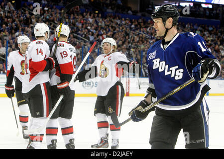 Tampa, Florida, USA. 25. Januar 2013.  DIRK SHADD |  Zeiten. SP 365062 SHAD LIGHTNING 07. (25.01.12 TAMPA). Tampa Bay Lightning Adam Hall (rechts) schaut zu, wie die Ottawa Senators ihre Go feiern ahead Ziel machen das Ergebnis 2: 1 während der zweiten Periode Maßnahmen auf die Tampa Bay Times Forum in Tampa Freitagabend (25.01.12).  Bildnachweis: ZUMA Press, Inc. / Alamy Live News Stockfoto