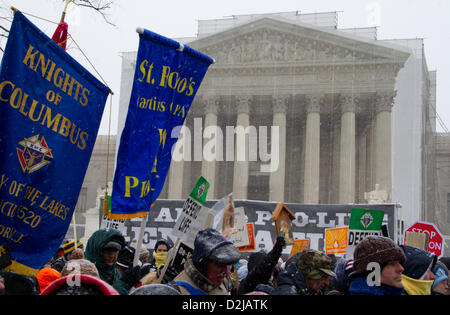 Washington DC, USA. 25. Januar 2013. Demonstranten trafen sich am Obersten Gerichtshof, Abtreibung der "Marsch für das Leben"-Kundgebung vom Freitag, 25. Januar 2013 in Washington DC zu protestieren. Die Rallye, statt die gleiche Woche wie den 40. Jahrestag der Supreme Court Entscheidung Roe v. Wade die Abtreibung legalisiert wurde erwartet Hunderttausende. Bildnachweis: PixelPro / Alamy Live News Stockfoto