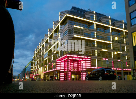 Berlin, Deutschland, Quartier 206 in der Friedrichstraße am Abend Stockfoto