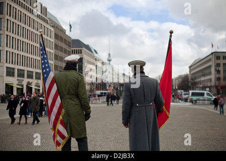 Berlin, Deutschland, Performer mit amerikanischer und russischer Uniform, Pariser Platz Stockfoto