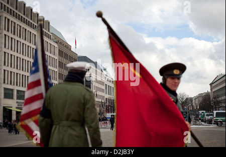 Berlin, Deutschland, Performer mit amerikanischer und russischer Uniform, Pariser Platz Stockfoto