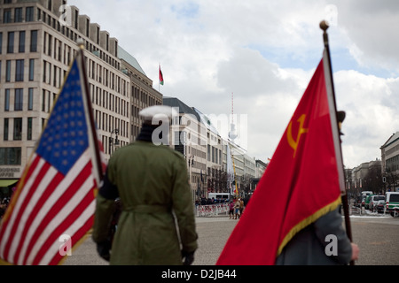 Berlin, Deutschland, Performer mit amerikanischer und russischer Uniform, Pariser Platz Stockfoto