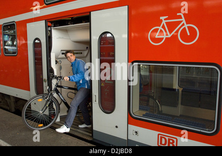 Bremen, Deutschland, ein Radfahrer für diejenigen aus einer regionalen Stockfoto