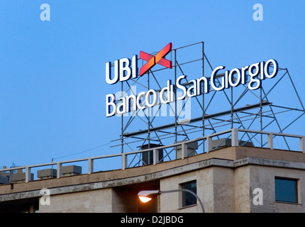 Genua, Italien, mit Schriftzug Logo von UBI, Banco di San Giorgio Stockfoto