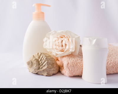 Shampoo, Duschgel, Handtücher auf weißem Hintergrund Stockfoto