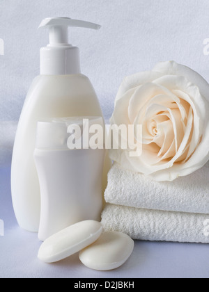 Shampoo, Duschgel, Handtücher auf weißem Hintergrund Stockfoto