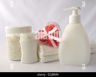 Shampoo, Duschgel, Handtücher auf weißem Hintergrund Stockfoto