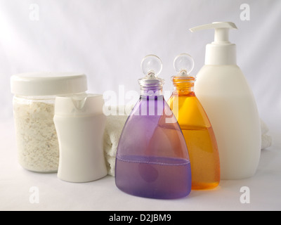 Shampoo, Duschgel, Handtücher auf weißem Hintergrund Stockfoto