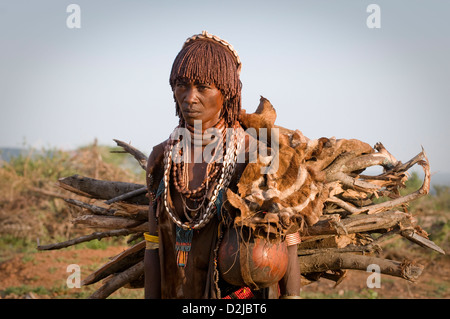 Hamar Frau mit Holz und Kürbisse-Close up Stockfoto