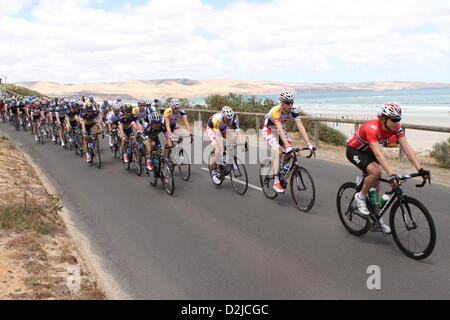 Willunga Hill, Australien. 26. Januar 2013. Edvald Boasson Hagen vom Sky Procycling führt das Hauptfeld Fahrten entlang der Esplanade Aldinga Beach in die 5. Etappe der Santos Tour Down Under 2013 von McLaren Vale, Old Willunga Hill, South Australia am 26. Januar 2013 Credit: Peter Mundy / Alamy Live News Stockfoto