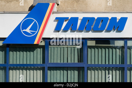 Oradea, Rumänien, Schriftzug und Logo der Fluggesellschaft Tarom Stockfoto