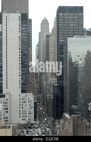 New York City, USA, Straßenschlucht mit Wolkenkratzern Stockfoto