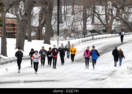 New York City, USA, im verschneiten Central Park Jogger Stockfoto