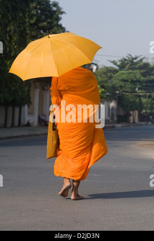 Phnom Penh, Kambodscha, ein buddhistischer Mönch auf einer Straße Stockfoto