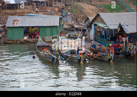 Phnom Penh, Kambodscha, Angeln vor Ihrem Hausboote am Ufer des Mekong Stockfoto