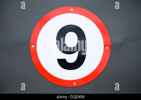 Schild mit der Zahl / Nummer 9. Basierend auf ein Straßenschild, Verkehr, das ist eigentlich ein ungewöhnliches Haus Nummer Zeichen. Stockfoto