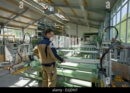 Bad Saulgau, Deutschland, arbeitete in der Werkstatt für Fensterrahmen Stockfoto