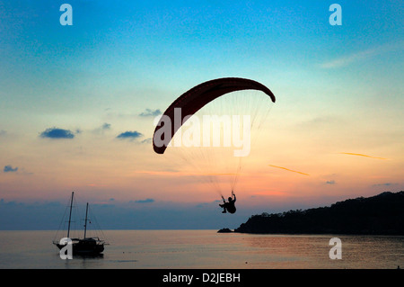 Gleitschirm hereinkommen landen am Strand Ölüdeniz Türkei Stockfoto