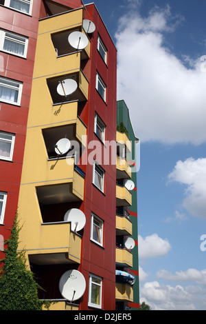 Berlin, Deutschland, Satellitenschüsseln auf eine bunte Hochaus Stockfoto