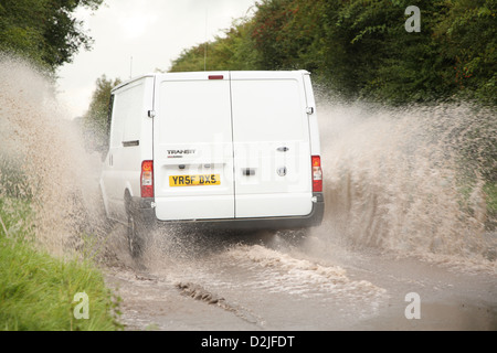 Fahren schnell durch Hochwasser auf einer ruhigen Landstraße, Kfz-Kennzeichen geändert 5. September 2008 Stockfoto