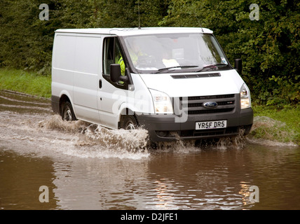 Fahren schnell durch Hochwasser auf einer ruhigen Landstraße, Kfz-Kennzeichen geändert 5. September 2008 Stockfoto