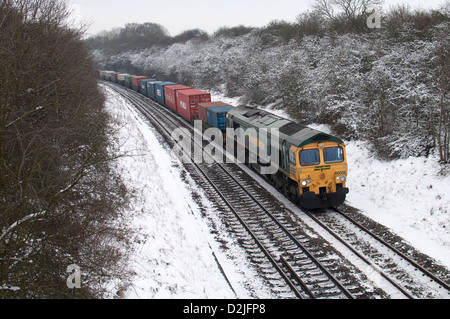 Freightliner trainieren im Winter durch Whitnash schneiden. Stockfoto